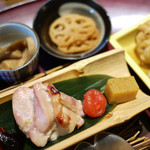 酒菜 おかめ - 鶏もも肉のロースト、酢漬けのプチトマト、その隣は芋羊羹