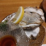 隠れ居酒屋 幸夜 - 殻付き牡蠣 生 600円　小さかったからと2個くれた♪洗いすぎててちょっと潮気足りないかな？