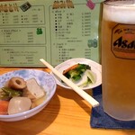 やきとり ばん - お通しとキンキンに冷え冷え生ビール。