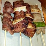 やきとり ばん - 焼き鳥の砂肝、レバー、しろ。