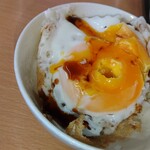 オーモリラーメン - 黄身を潰して醤油をたらしてガツガツと 
