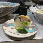 奈良 - 珍しい胡瓜のお漬物入りの焼き鯖寿司。さっぱりとして香りが良いです。