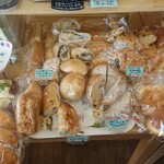 ブーランジェリ･エ･カフェ　オブジェ - ホットドック、イベリコ豚のベーコンとゴーダチーズと黒こしょうのフランスパン(New)、明太子フランス、さつま芋フランス、あんバター、はちみつバター、ゴルゴンゾーラとほうれん草のフランスパンなど未食