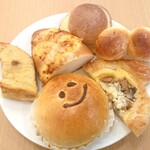 ブーランジェリ･エ･カフェ　オブジェ - クリームパン(顔のパン)から時計回りレーズン入りフレンチトースト、カスタードとアーモンドのふわふわパン、まあるいラコステ、ミルクシュガー、くるみデニッシュ