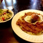 コチン ニヴァース - ランチメニューのエッグキーマカレーセット（900円。写真は大盛で+150円）。ランチメニューにはミニサラダがつきます。