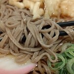 Shiroku Jichuu - 蕎麦は平麺、柔らかくモソモソ食感。喉越しはまあまあ。