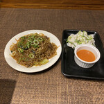 アリラン飯店 - 右から…
      ☆センマイ
      ☆チャプチェ→美味すぎてテイクアウトでも持って帰りました♡