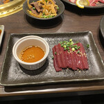 アリラン飯店 - ☆新鮮上レバーの薄切り
      メニューに｢ユッケ、レバ刺しに代わるメニュー｣と、意味深に書いてあります♪
      これも超〜ウマウマ♡