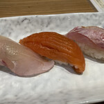とやま鮨 - 真ん中が桜鱒