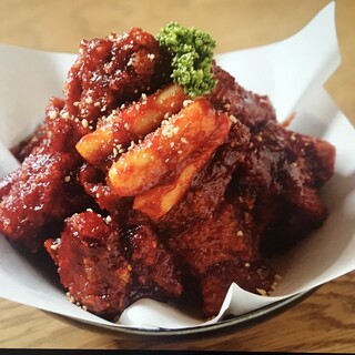 Crispy, sweet and spicy yangnyeom chicken that will definitely get you addicted ◎