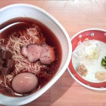 濃厚魚介らぅ麺 純 - 冷やしらぅ麺（1.5玉）800円、薬味は別皿で。ネギ、白ネギ、しょうが、ミョウガ。