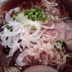 濃厚魚介らぅ麺 純 - 薬味投入。