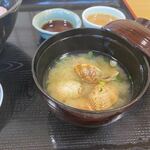 Hachimammarugenkai - 海鮮丼にはあさりの味噌汁がセットになってました。