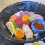Hachimammarugenkai - 海鮮丼は様々な新鮮な魚貝類の乗った贅沢な丼。
                         
                        ご飯は白米か酢飯が選べたんで白米を選んでみました。