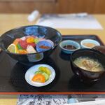 Hachima marugenkai - いただいたお茶を飲んでると注文した八幡丸海鮮丼1000円（通常1800円）の出来上がり。