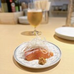 パルコ フィエラ - 燻製した鱒　独活のつま和え＠1,100円（税込）
      （余市産山わさび＆自家製鮎の魚醤）