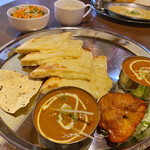 本格インド・ネパール料理 ファミリー - チーズナンランチ¥1,260を注文｡
ナンは少し甘め､チーズめちゃ多く入っており
トロトロでーす｡