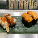 寿司 魚がし日本一 - 左:炙りあなご 二貫（275円）税込、右:生うに軍艦 一貫（475円）税込【令和5年04月22日撮影】