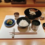 みえ田 - 積丹産トロホッケ、山わさびのラー油、おから、白米