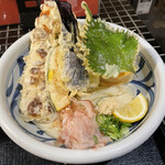 Udon Ubara - いろどり天ぶっかけ(冷)大盛り(1100円)。6種類の天ぷら。豪華。