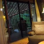 花仙庵 仙仁温泉 岩の湯 - 2013年７月：部屋の洋室とテラス