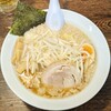 Ramen menkichi - 背脂、多めでもこれくらいだから食べやすい