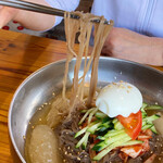 韓国家庭料理 炭火焼肉 しんちゃん - 蕎麦粉と緑豆澱粉の極細麺