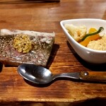 ウエストパパ - 右がカリフラワーのマリネ、左がフロマージュドテート