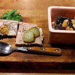 ウエストパパ - 右が芽ひじきサラダ、その左がパテドカンパーニュとフロマージュドテートを一口ずつ