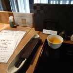 十割手打 そば処 百百百百 - 蕎麦茶と卓上の様子