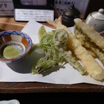 十割手打 そば処 百百百百 - 春の天ぷら盛り合わせ(こしあぶら こごみ 天然海老 長いも たらの芽 たけのこ)