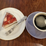 イリヤプラスカフェ - レアチーズケーキ ホットコーヒー