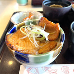 Washoku Resutoran Tonden - ミニ北海道豚ロース丼。焼き目のついたロース肉は3枚。味噌の香ばしさも感じるタレが美味