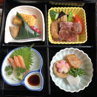 江戸懐石 若福 - 藤まつり梅とろろ箱膳(梅とろろご飯・名物厚焼き玉子・蔵王牛たたき・江戸前穴子他・赤出汁・ 香の物)¥4290 下の段