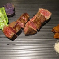 鉄板焼 ステーキ 北野坂 - 神戸牛内もも肉のステーキ、紅芯大根やモロッコインゲンなどの焼き野菜