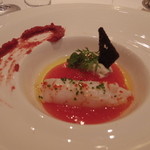 レ セゾン - トマトのジュレとラングスティーヌにルバーブとラズベリーのチャツネを添えて
      胡椒風味のシャンティイー