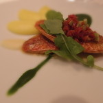 レ セゾン - こちらはお友達の魚料理☆
      『強火で焼いたルジェ ロケットのクーリとレモンのピュレ』