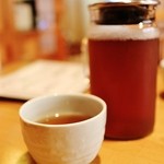 魚登久 - 冷たい麦茶もポットで提供されるのが嬉しい心配り！