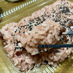 亀屋菓子店小町店 - 「赤飯（大）」のアップ、オートホワイトバランスの制約（テーブルの色に引っ張られる）で、実物から色が薄くなっています。米粒の具合いを見ていただければと思います…