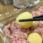 亀屋菓子店小町店 - 「栗入り赤飯（小）」のアップ、オートホワイトバランスの制約で、実物から色が薄くなっています。栗の状態を見ていただければと思います…