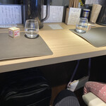 Tokyo Style Noodle ほたて日和 - テーブル下に荷物掛けあり