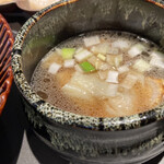 Tokyo Style Noodle ほたて日和 - つけ汁には肉ワンタンが2つ沈んでいて美味い