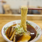 Kudou Ramen - ◎細めの縮れ麺は、少し硬めで舌ざわりが良い。