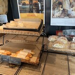 BOULANGERIE MELIES - パンの陳列