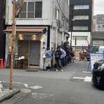 Tokyo Style Noodle ほたて日和 - こちら方向に並ぶ。工事の裏側に列が続いている。