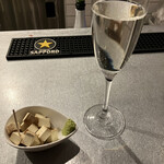 カフェ&ワインバー オーデパール - グラススパークリングワインとクリームチーズのたまり醤油漬け