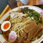 にぼしラーメン かのうや - 美しいトッピングとラーメン丼にたっぷり麺大盛