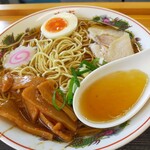 にぼしラーメン かのうや - 豚の清湯スープは旨みが凝縮された醤油味