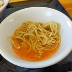 にぼしラーメン かのうや - 生卵に麺をくぐらす