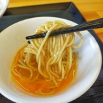 にぼしラーメン かのうや - 生卵がねっとりと麺に絡み最高の美味しさ